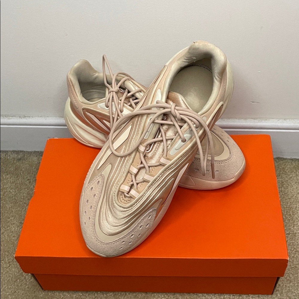 adidas Women's Sneakers in mauve and Cream